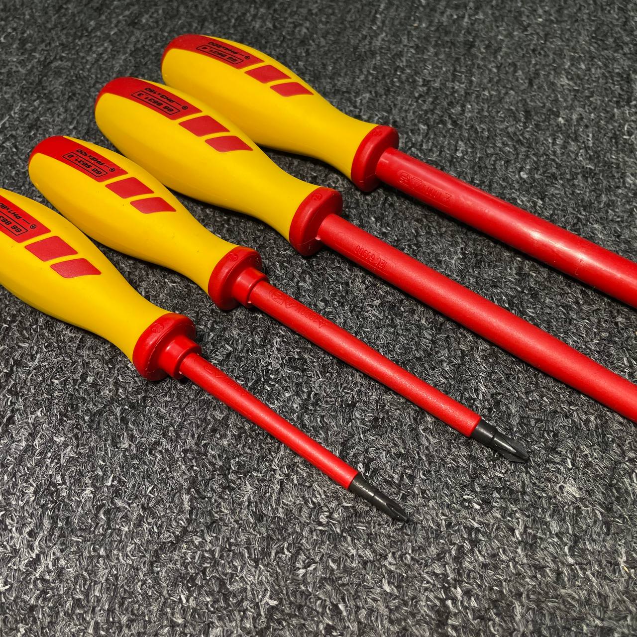 BỘ 4 CÂY TUA VÍT PHILLIPS CÁCH ĐIỆN 1000V HOLEX 668641 BỘ 4 CÂY TUA VÍT PHILLIPS CÁCH ĐIỆN 1000V HOLEX 668641
